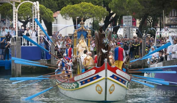 Stay at Pra’ delle Torri and discover the suggestive Madonna dell’Angelo Procession in Caorle | Centro Vacanze Pra' delle Torri